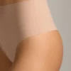 2 niewidoczne stringi z mieszanki poliamidu o średnim stopniu podtrzymania i wysokim stanem 2 niewidoczne stringi z mieszanki poliamidu o średnim stopniu podtrzymania i wysokim stanem