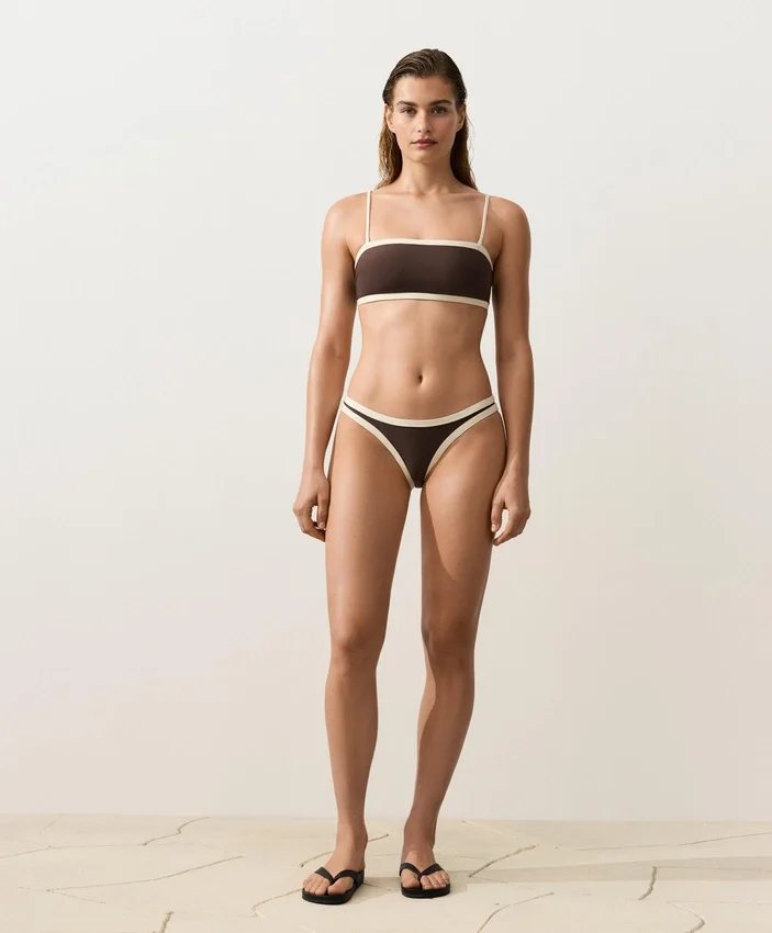 Bikini bandeau z kontrastowymi wykończeniami Bikini bandeau z kontrastowymi wykończeniami