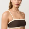 Bikini bandeau z kontrastowymi wykończeniami Bikini bandeau z kontrastowymi wykończeniami