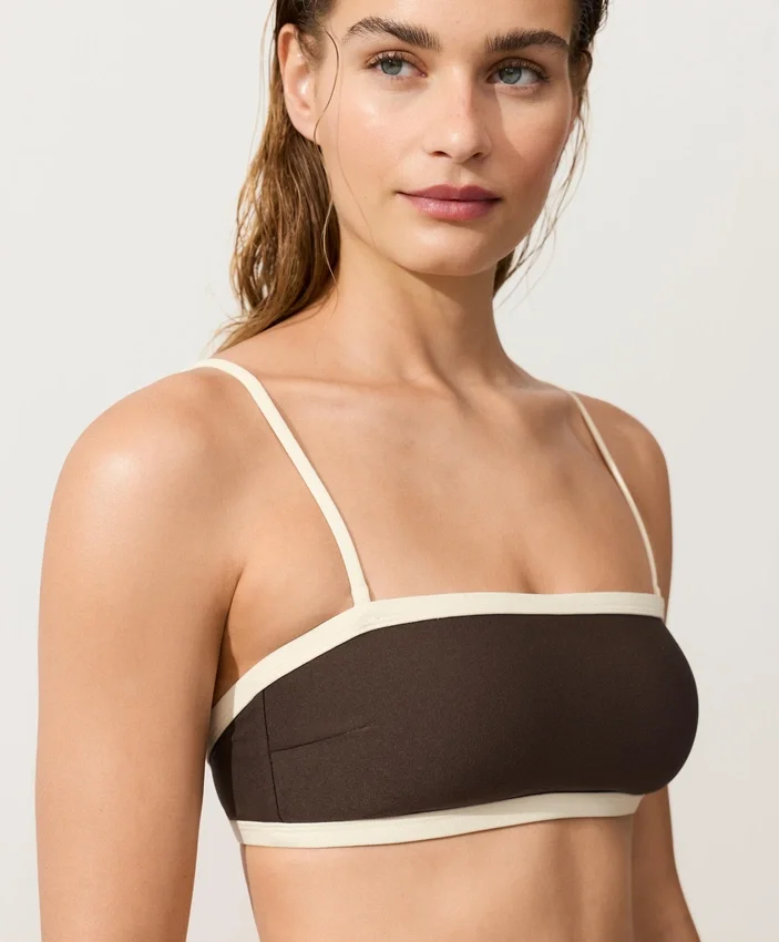 Bikini bandeau z kontrastowymi wykończeniami Bikini bandeau z kontrastowymi wykończeniami
