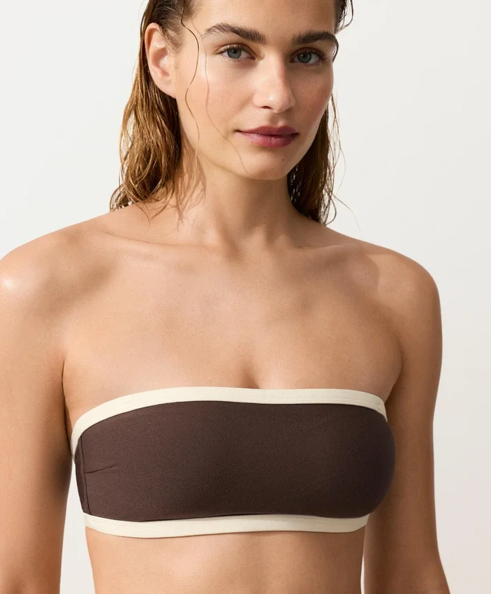 Bikini bandeau z kontrastowymi wykończeniami Bikini bandeau z kontrastowymi wykończeniami