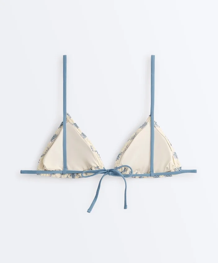 Bikini z trójkątnymi miseczkami z kontrastowymi falistymi wykończeniami Bikini z trójkątnymi miseczkami z kontrastowymi falistymi wykończeniami