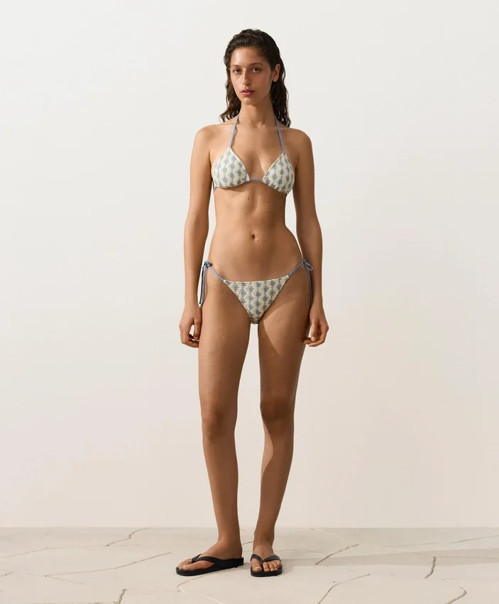 Bikini z trójkątnymi miseczkami z kontrastowymi falistymi wykończeniami Bikini z trójkątnymi miseczkami z kontrastowymi falistymi wykończeniami