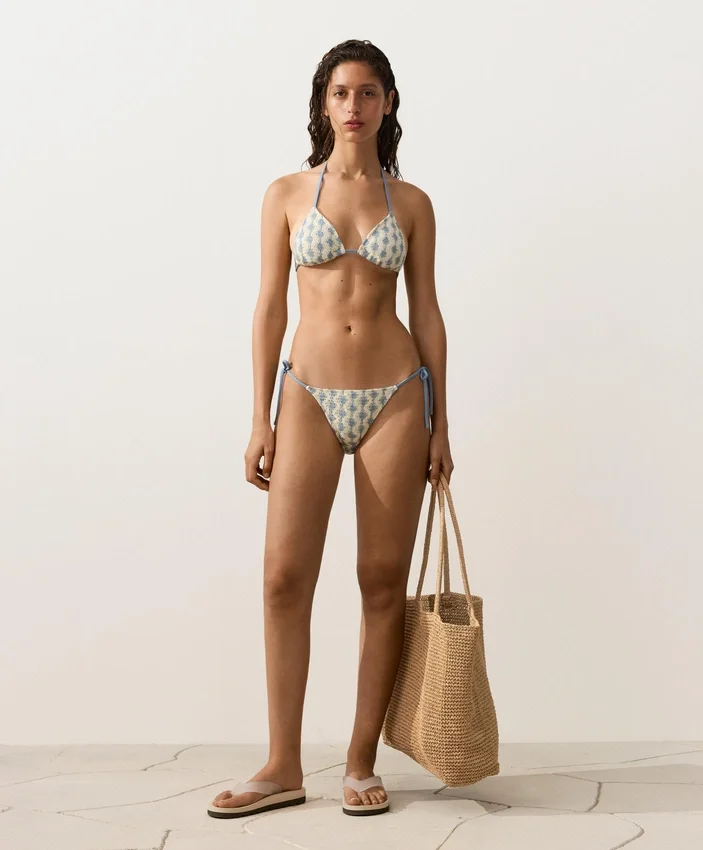 Bikini z trójkątnymi miseczkami z kontrastowymi falistymi wykończeniami Bikini z trójkątnymi miseczkami z kontrastowymi falistymi wykończeniami