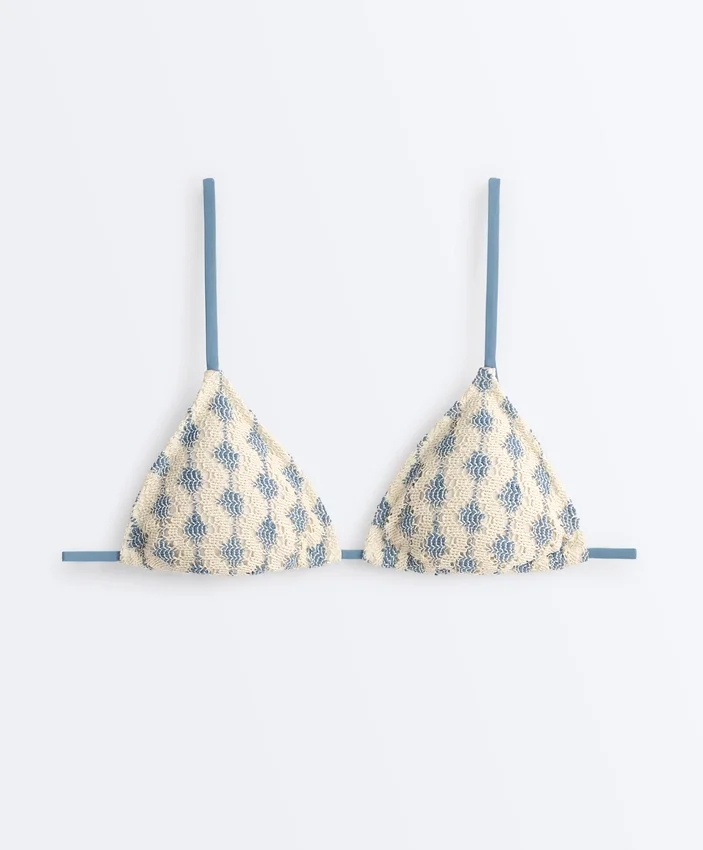 Bikini z trójkątnymi miseczkami z kontrastowymi falistymi wykończeniami Bikini z trójkątnymi miseczkami z kontrastowymi falistymi wykończeniami