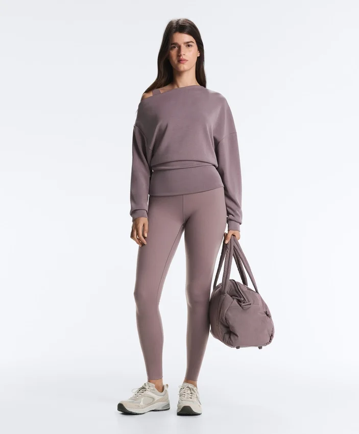 Bluza z asymetrycznym dekoltem, regulowaną talią i Soft Touch modalem Bluza z asymetrycznym dekoltem, regulowaną talią i Soft Touch modalem