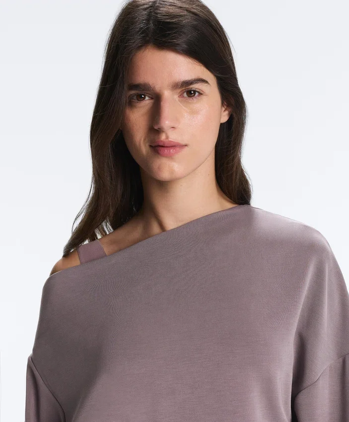 Bluza z asymetrycznym dekoltem, regulowaną talią i Soft Touch modalem Bluza z asymetrycznym dekoltem, regulowaną talią i Soft Touch modalem