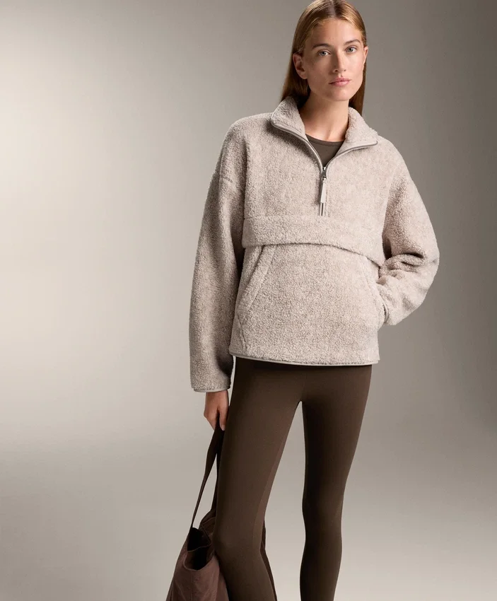 Bluza z imitacji kożuchu z przednią kieszenią Bluza z imitacji kożuchu z przednią kieszenią