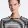 Dopasowany T-shirt w paski z długim rękawem Dopasowany T-shirt w paski z długim rękawem