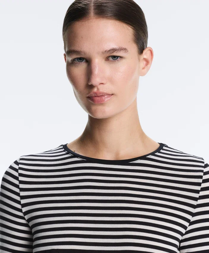 Dopasowany T-shirt w paski z długim rękawem Dopasowany T-shirt w paski z długim rękawem