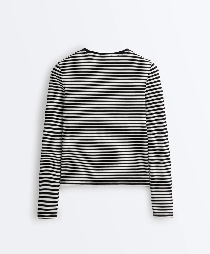 Dopasowany T-shirt w paski z długim rękawem Dopasowany T-shirt w paski z długim rękawem