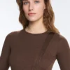 Dopasowany T-shirt z długim rękawem z dzianiny prążkowanej z bawełny i modalu Dopasowany T-shirt z długim rękawem z dzianiny prążkowanej z bawełny i modalu