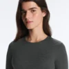 Dopasowany T-shirt z długim rękawem z dzianiny prążkowanej z bawełny i modalu Dopasowany T-shirt z długim rękawem z dzianiny prążkowanej z bawełny i modalu