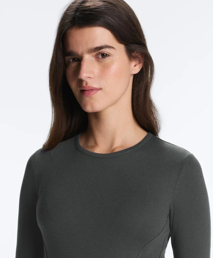 Dopasowany T-shirt z długim rękawem z dzianiny prążkowanej z bawełny i modalu Dopasowany T-shirt z długim rękawem z dzianiny prążkowanej z bawełny i modalu