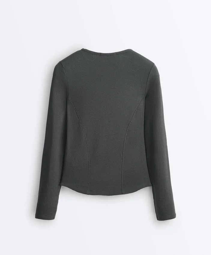 Dopasowany T-shirt z długim rękawem z dzianiny prążkowanej z bawełny i modalu Dopasowany T-shirt z długim rękawem z dzianiny prążkowanej z bawełny i modalu