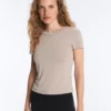 Dopasowany T-shirt z krótkim rękawem z prążkowanego modalu Dopasowany T-shirt z krótkim rękawem z prążkowanego modalu