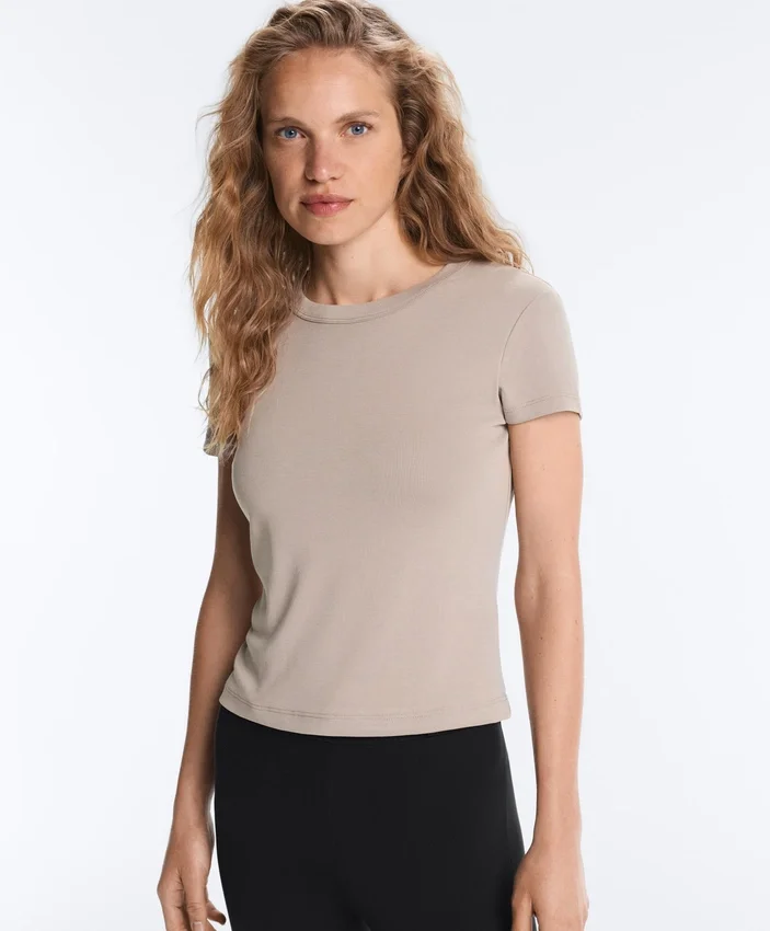 Dopasowany T-shirt z krótkim rękawem z prążkowanego modalu Dopasowany T-shirt z krótkim rękawem z prążkowanego modalu