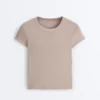 Dopasowany T-shirt z krótkim rękawem z prążkowanego modalu Dopasowany T-shirt z krótkim rękawem z prążkowanego modalu