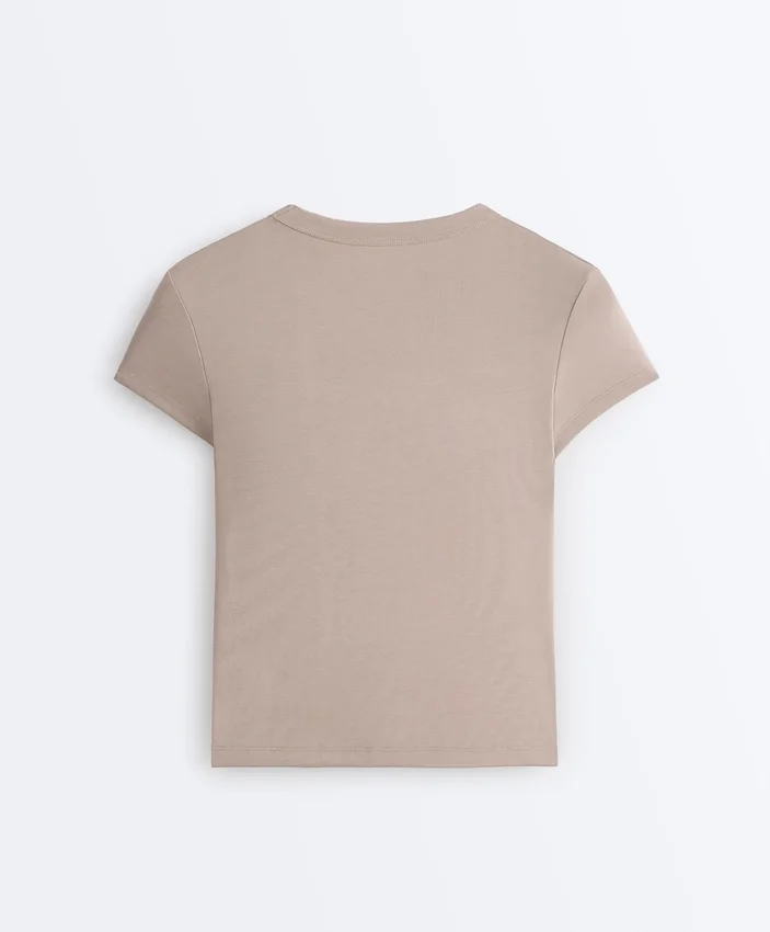 Dopasowany T-shirt z krótkim rękawem z prążkowanego modalu Dopasowany T-shirt z krótkim rękawem z prążkowanego modalu