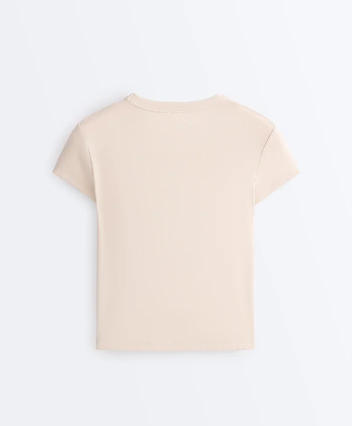 Dopasowany T-shirt z krótkim rękawem z prążkowanego modalu Dopasowany T-shirt z krótkim rękawem z prążkowanego modalu