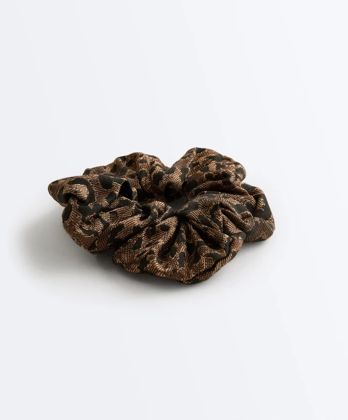 Duża gumka do włosów z nadrukiem w panterkę Duża gumka do włosów z nadrukiem w panterkę