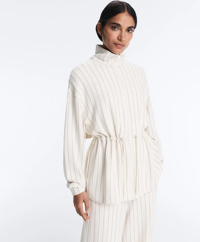 Długa kurtka w prążki z regulowaną talią i Soft Touch modalem Długa kurtka w prążki z regulowaną talią i Soft Touch modalem