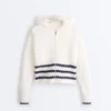 Dzianinowa kurtka z kapturem o falistym wzorze Dzianinowa kurtka z kapturem o falistym wzorze