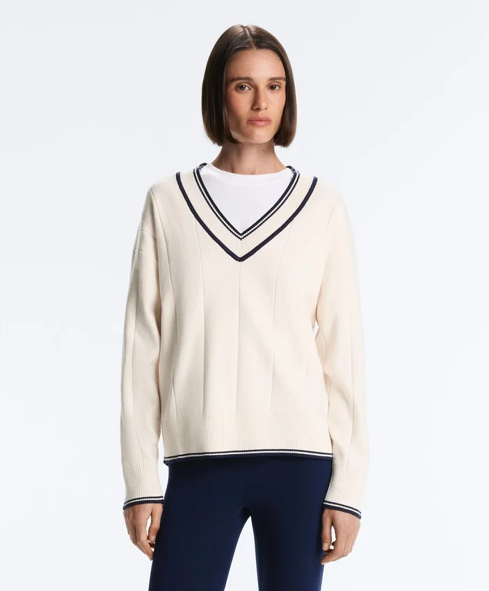 Dzianinowy sweter z kontrastowym dekoltem w serek Dzianinowy sweter z kontrastowym dekoltem w serek