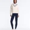 Dzianinowy sweter z kontrastowym dekoltem w serek Dzianinowy sweter z kontrastowym dekoltem w serek