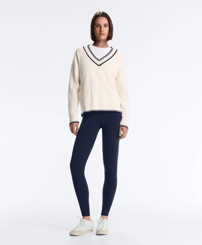 Dzianinowy sweter z kontrastowym dekoltem w serek Dzianinowy sweter z kontrastowym dekoltem w serek