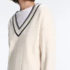 Dzianinowy sweter z kontrastowym dekoltem w serek Dzianinowy sweter z kontrastowym dekoltem w serek