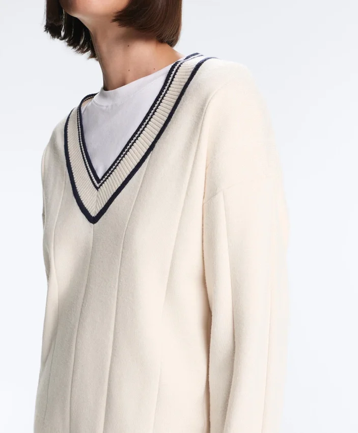 Dzianinowy sweter z kontrastowym dekoltem w serek Dzianinowy sweter z kontrastowym dekoltem w serek