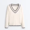 Dzianinowy sweter z kontrastowym dekoltem w serek Dzianinowy sweter z kontrastowym dekoltem w serek