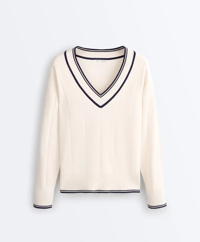 Dzianinowy sweter z kontrastowym dekoltem w serek Dzianinowy sweter z kontrastowym dekoltem w serek