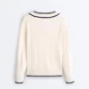 Dzianinowy sweter z kontrastowym dekoltem w serek Dzianinowy sweter z kontrastowym dekoltem w serek