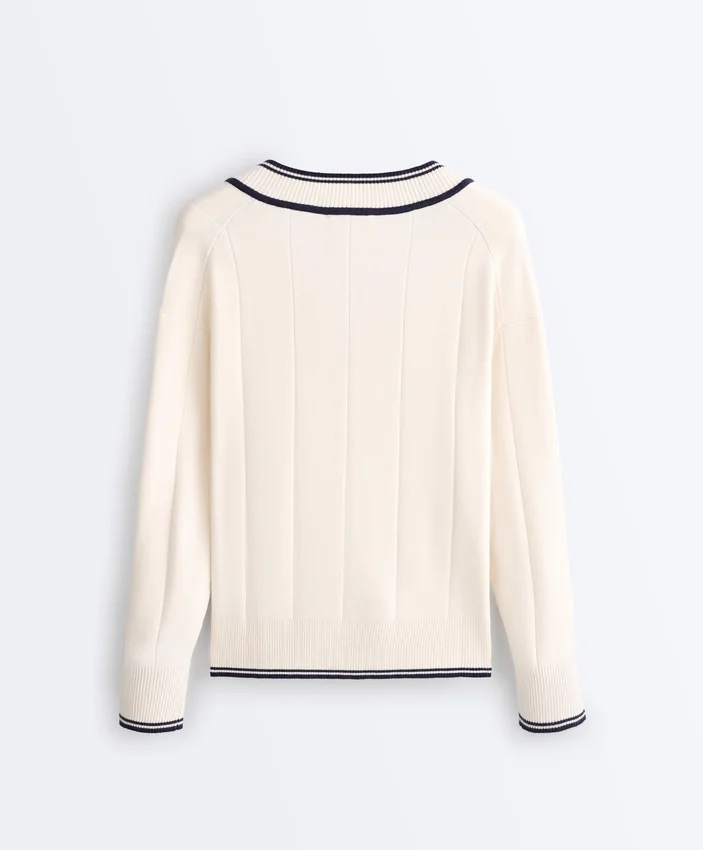 Dzianinowy sweter z kontrastowym dekoltem w serek Dzianinowy sweter z kontrastowym dekoltem w serek