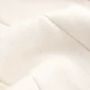 Dzianinowy sweter z kontrastowym dekoltem w serek Dzianinowy sweter z kontrastowym dekoltem w serek