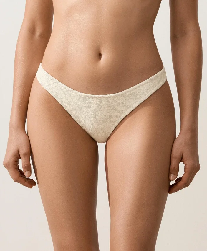 Figi bikini brazylijskie z marszczonym materiałem i wycięciem w kształcie litery U Figi bikini brazylijskie z marszczonym materiałem i wycięciem w kształcie litery U