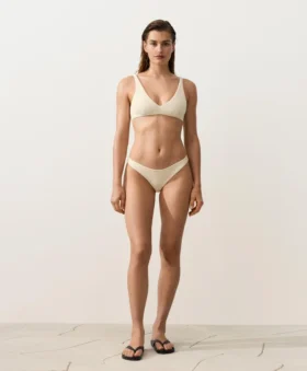 Figi bikini brazylijskie z marszczonym materiałem i wycięciem w kształcie litery U Figi bikini brazylijskie z marszczonym materiałem i wycięciem w kształcie litery U
