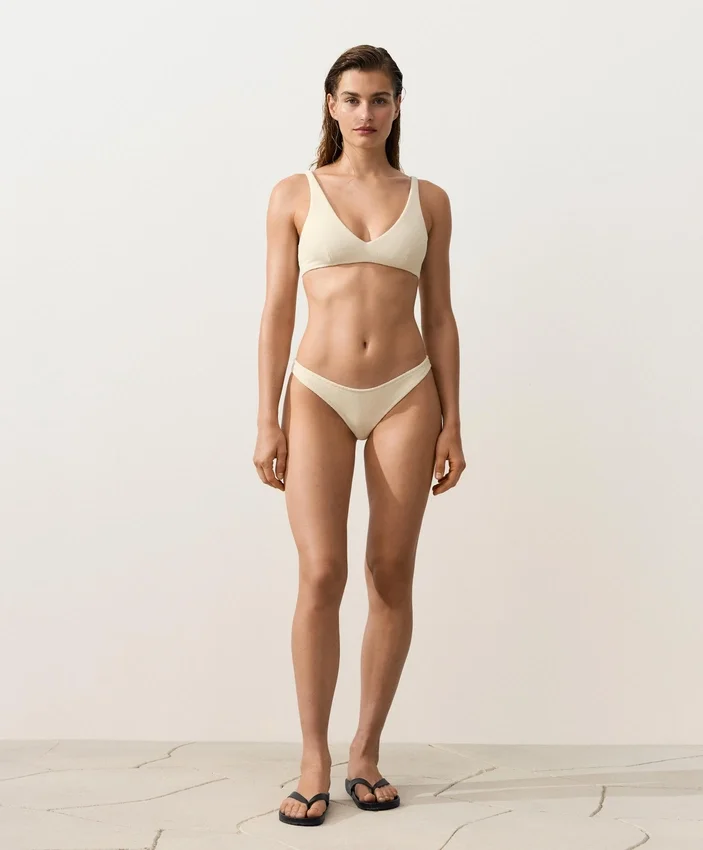 Figi bikini brazylijskie z marszczonym materiałem i wycięciem w kształcie litery U Figi bikini brazylijskie z marszczonym materiałem i wycięciem w kształcie litery U