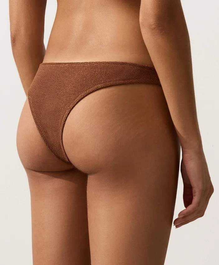 Figi bikini brazylijskie z marszczonym materiałem i wycięciem w kształcie litery U Figi bikini brazylijskie z marszczonym materiałem i wycięciem w kształcie litery U