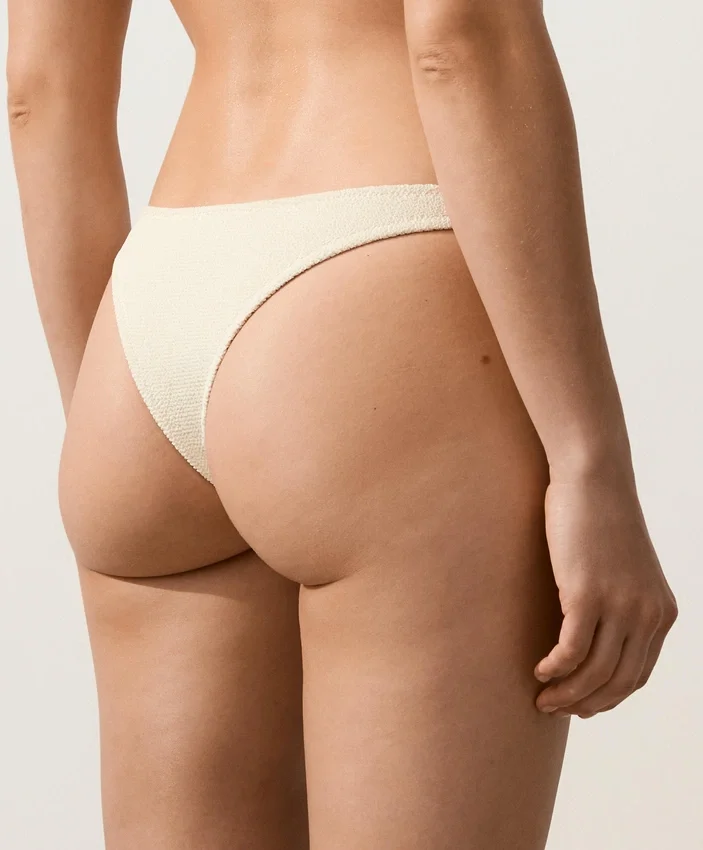 Figi bikini brazylijskie z marszczonym materiałem i wycięciem w kształcie litery U Figi bikini brazylijskie z marszczonym materiałem i wycięciem w kształcie litery U
