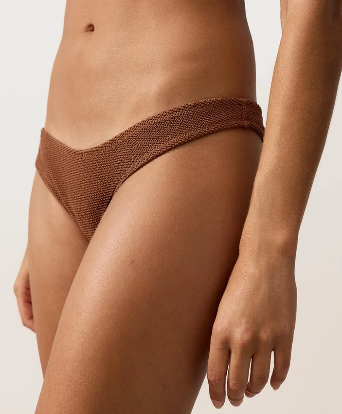 Figi bikini brazylijskie z marszczonym materiałem i wycięciem w kształcie litery U Figi bikini brazylijskie z marszczonym materiałem i wycięciem w kształcie litery U
