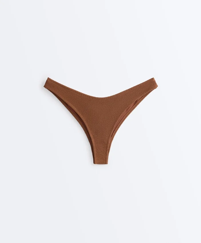 Figi bikini brazylijskie z marszczonym materiałem i wycięciem w kształcie litery U Figi bikini brazylijskie z marszczonym materiałem i wycięciem w kształcie litery U