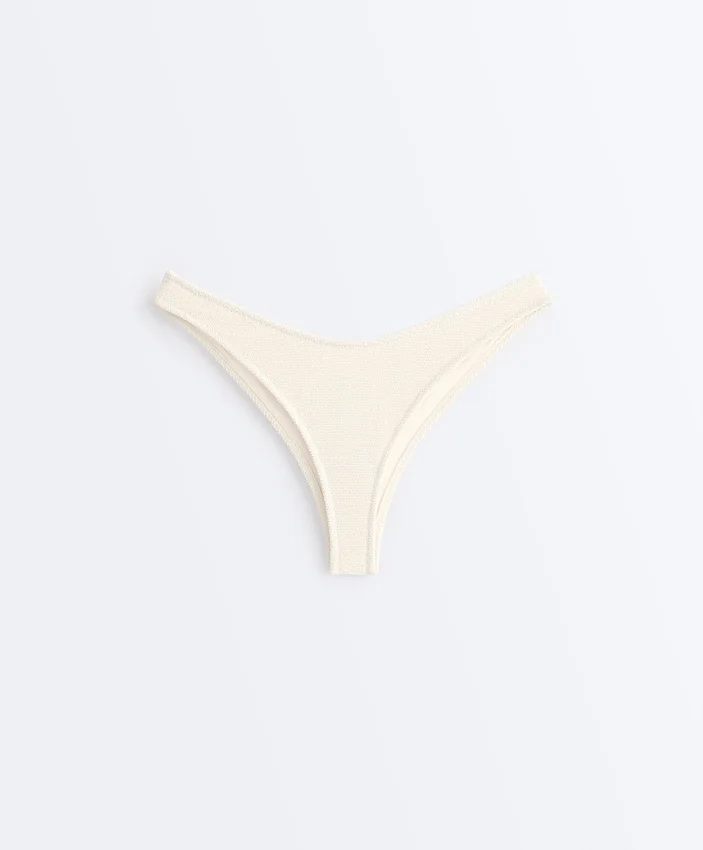 Figi bikini brazylijskie z marszczonym materiałem i wycięciem w kształcie litery U Figi bikini brazylijskie z marszczonym materiałem i wycięciem w kształcie litery U