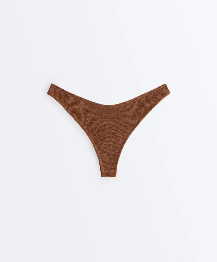 Figi bikini brazylijskie z marszczonym materiałem i wycięciem w kształcie litery U Figi bikini brazylijskie z marszczonym materiałem i wycięciem w kształcie litery U