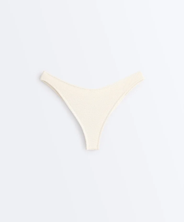 Figi bikini brazylijskie z marszczonym materiałem i wycięciem w kształcie litery U Figi bikini brazylijskie z marszczonym materiałem i wycięciem w kształcie litery U