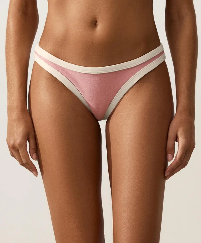 Figi bikini o średnim pokryciu z kontrastową lamówką i wycięciem w kształcie litery U Figi bikini o średnim pokryciu z kontrastową lamówką i wycięciem w kształcie litery U