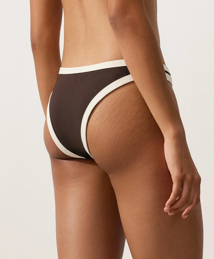 Figi bikini o średnim pokryciu z kontrastową lamówką i wycięciem w kształcie litery U Figi bikini o średnim pokryciu z kontrastową lamówką i wycięciem w kształcie litery U