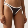 Figi bikini o średnim pokryciu z kontrastową lamówką i wycięciem w kształcie litery U Figi bikini o średnim pokryciu z kontrastową lamówką i wycięciem w kształcie litery U
